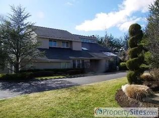 24 Swarthmore Ln, Dix Hills, NY 11746
