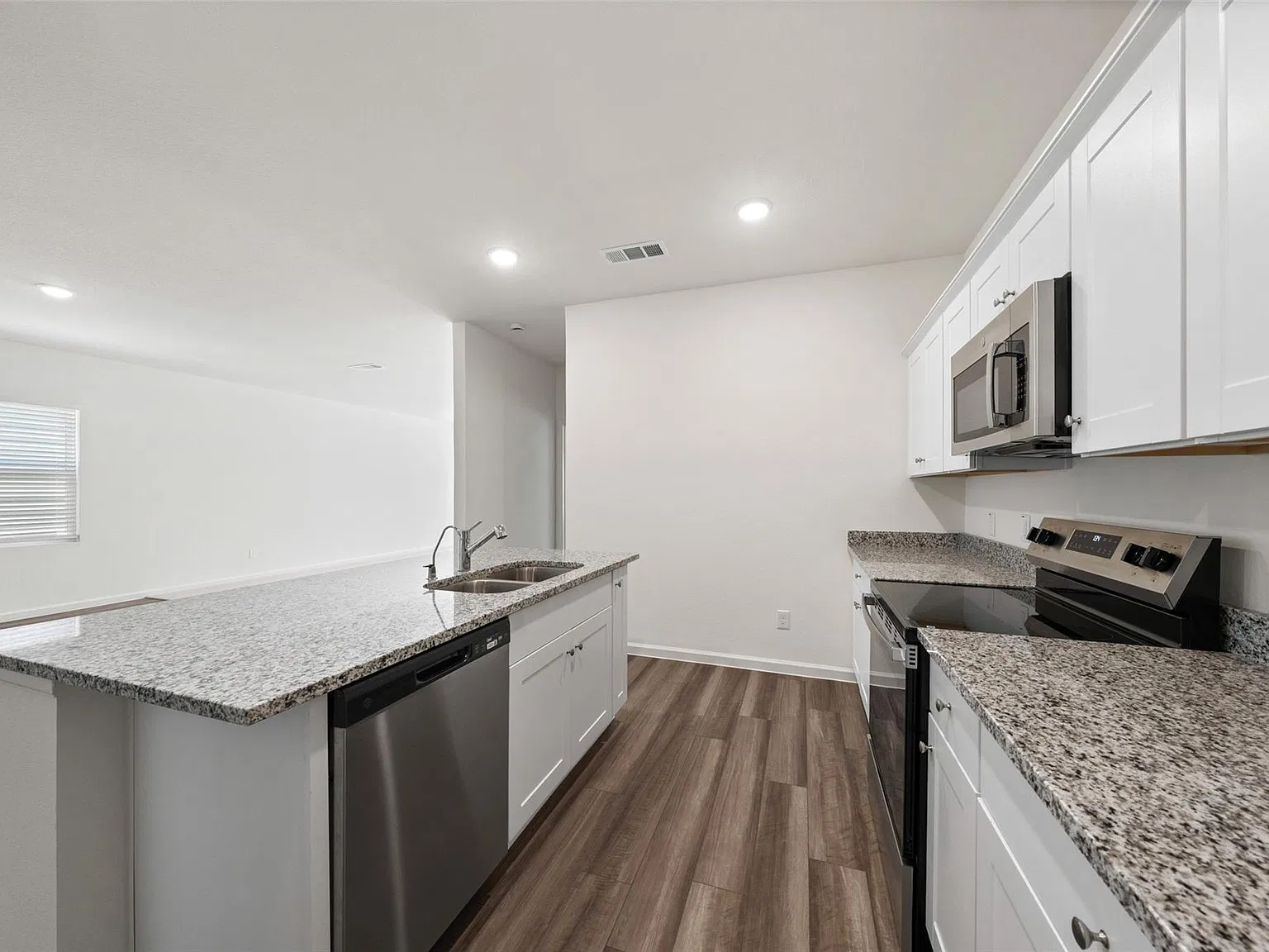 5 bed, 3.0 bath, 2609 sqft, $2,550 — Photo 4