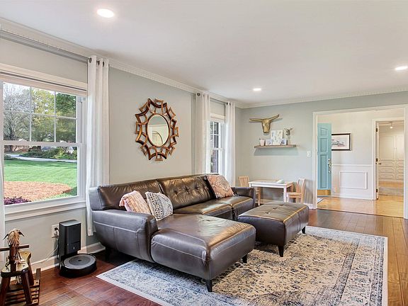 5th image of 2 Seabury Dr