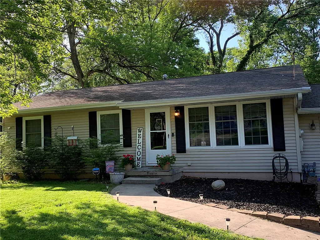 810 Sarah Dr photo 1