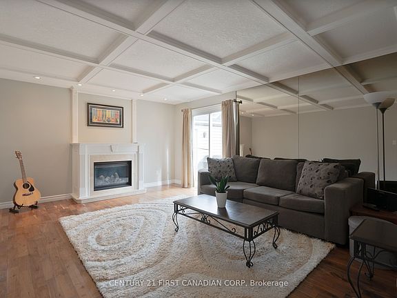 3rd image of 327 Everglade Cres