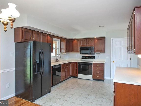 Kitchen has built in desk area