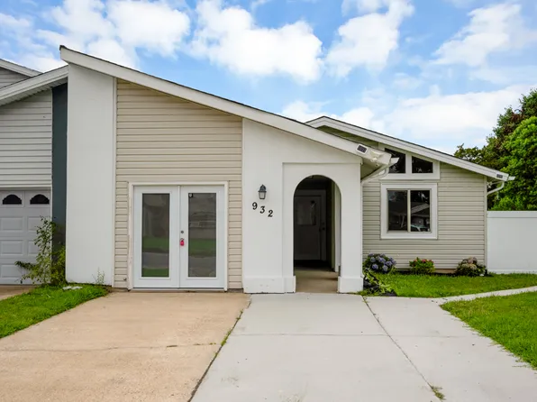 932 Fern Ridge Rd, Virginia Beach, VA 23452