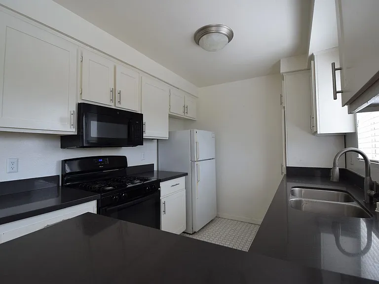 4930 — Photo 7