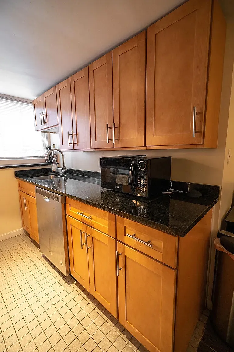 Building Photo - 2 Hingham St #B8