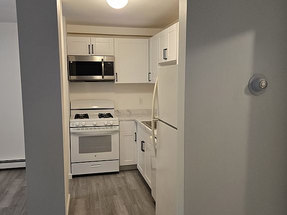 4th image of 1 Locust Ct APT C