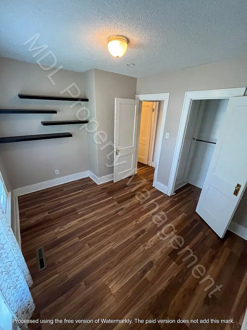 2 Bedroom Home with 2 Car Garage & Fenced Yard — Photo 1