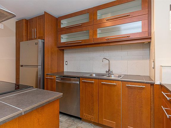 2nd image of 2920 Cook St #206