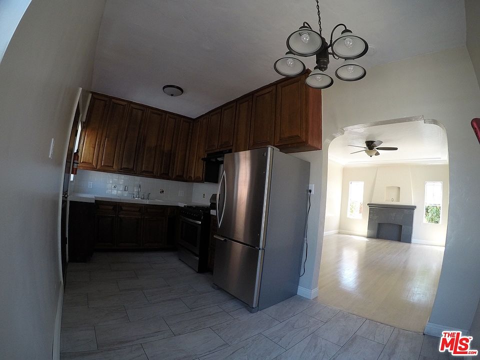2nd image of 934 E 65th St