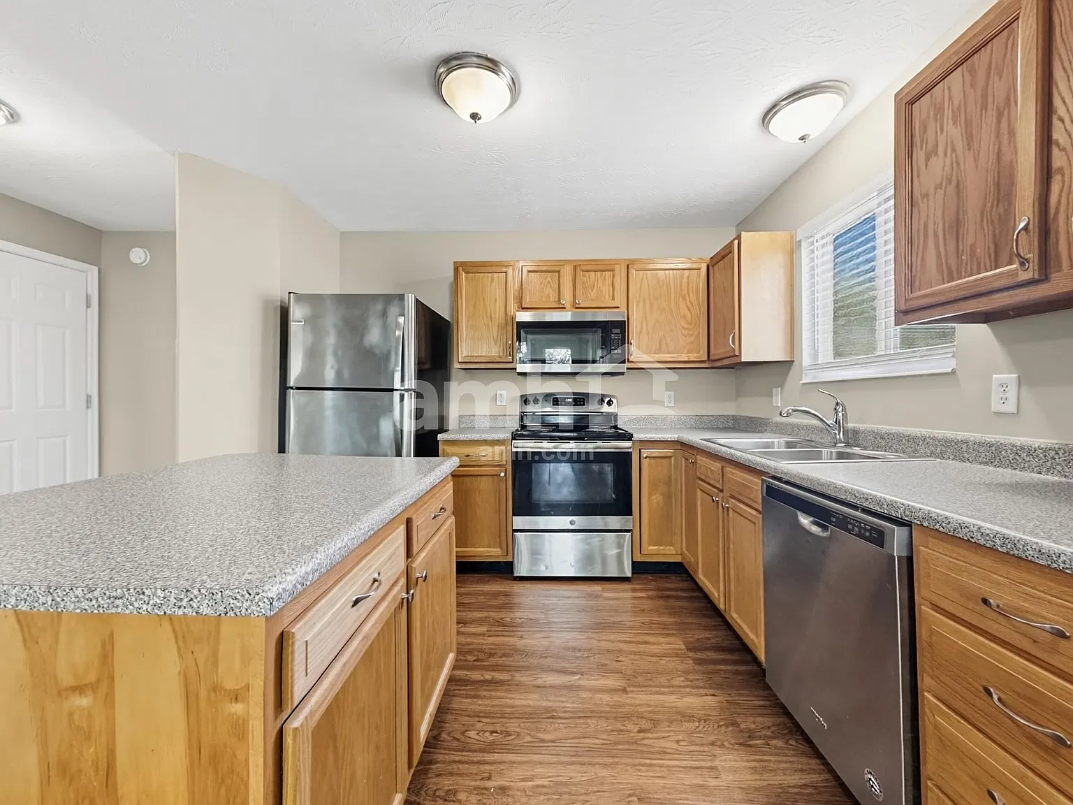 3 bed, 2.5 bath, 1582 sqft, $2,285 — Photo 3