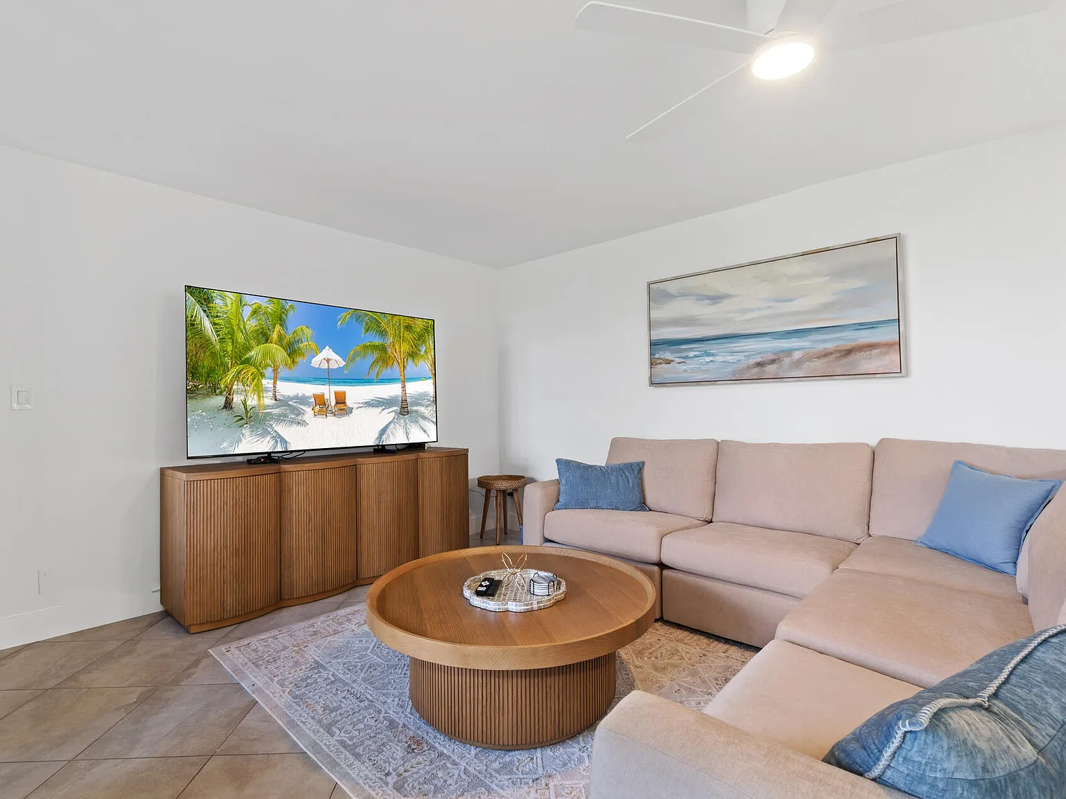 2 bed, 2.0 bath, 1175 sqft, $7,500 — Photo 3