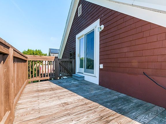 4th image of 76 Wenham St #3