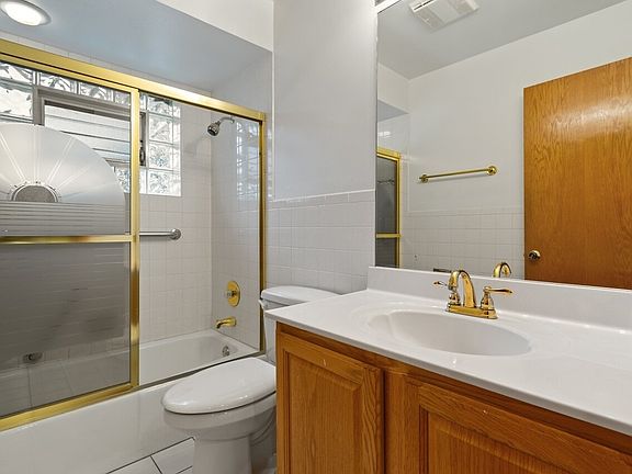 4th image of 6815 N Algonquin Ave