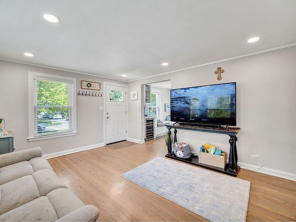 3rd image of 6 Iroquois Dr