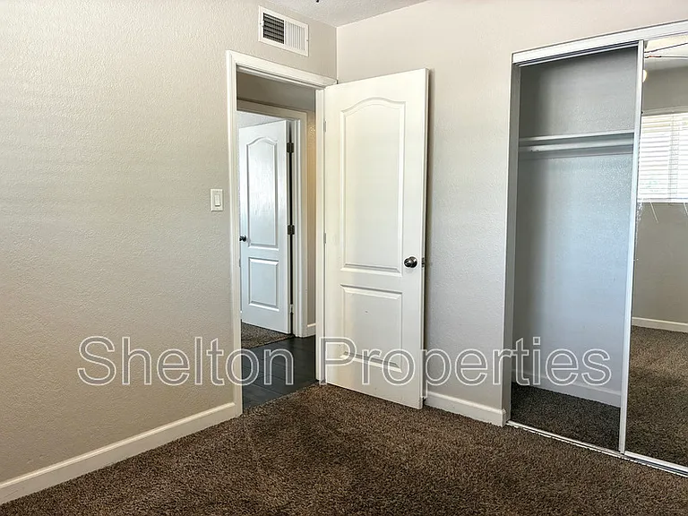 1421 S Roberts Rd — Photo 18