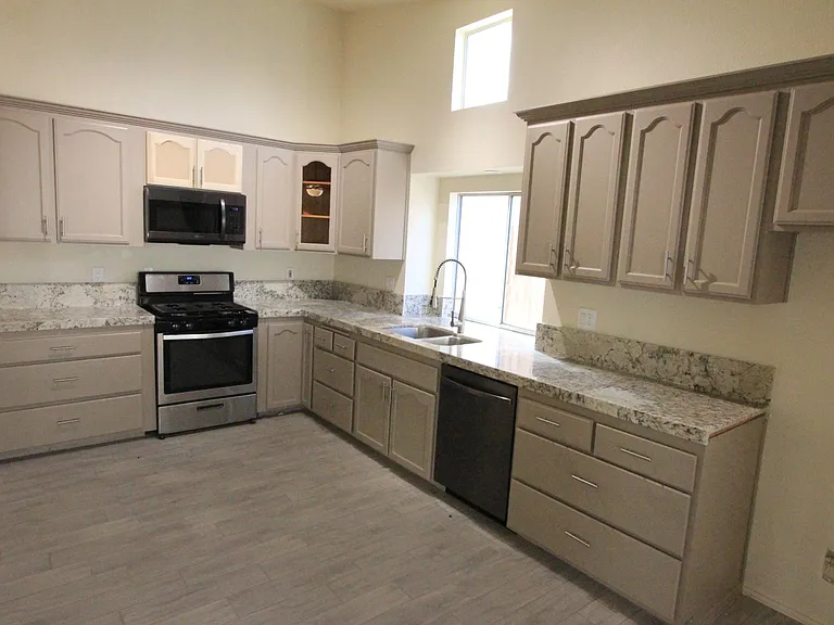 1104 Sand Creek Dr — Photo 2