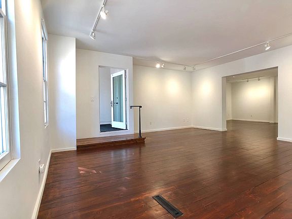 3rd image of 127 Warren St Floor 1