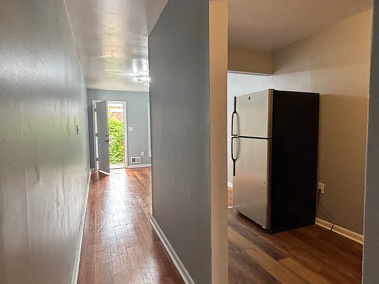 922 W Lombard St — Photo 16