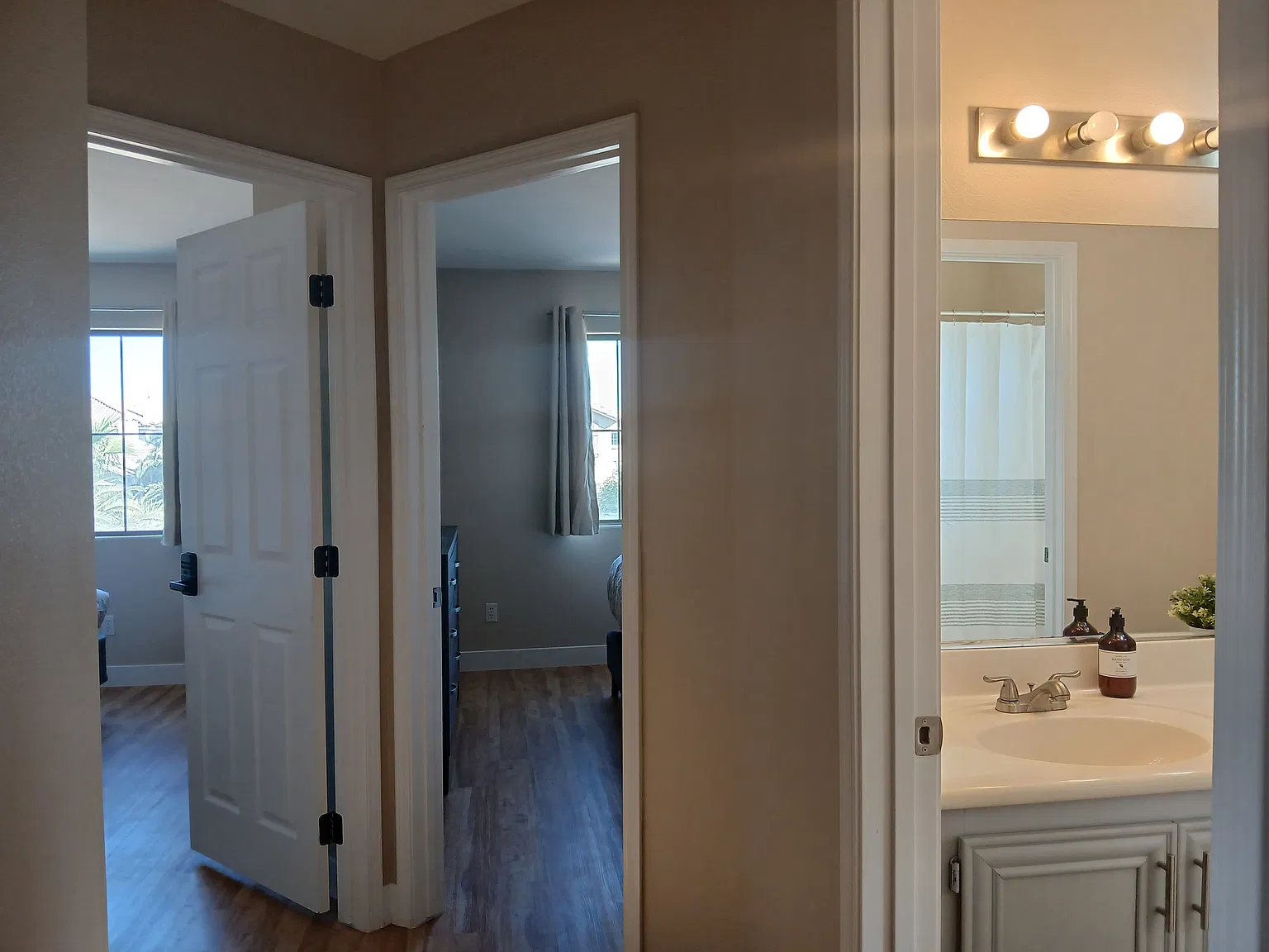 4 bed, 2.5 bath, 2533 sqft, $900 — Photo 2