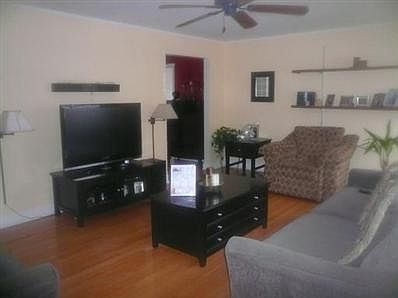 3rd image of 900 Bristol Ave