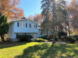 572 Beattie Rd, Rock Tavern, NY 12575