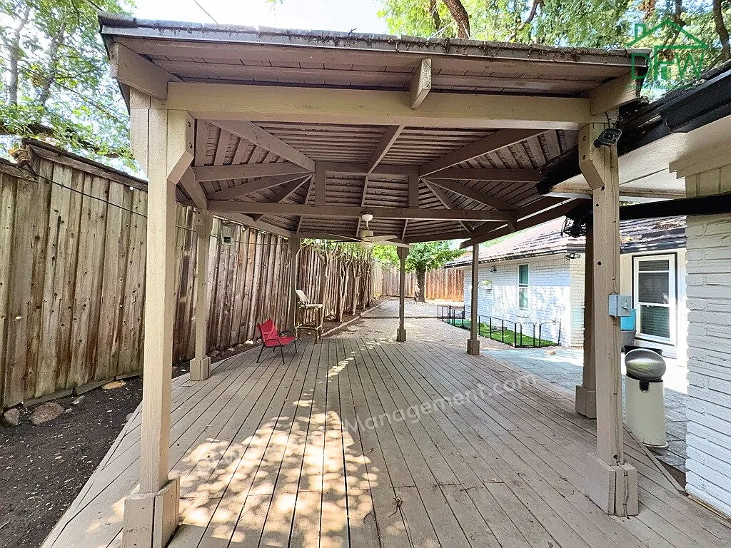 4 bed, 2.5 bath, 2506 sqft, $2,600 — Photo 2