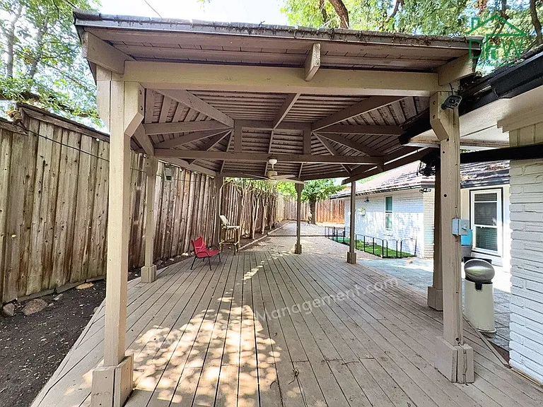 1900 Mill Run Dr — Photo 2