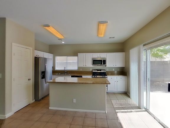 4th image of 717 Horse Stable Ave