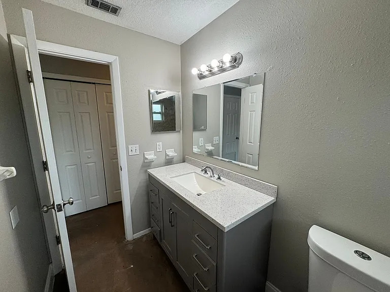 1199 Lawrence Ave — Photo 16