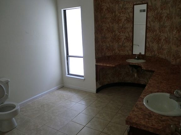 5th image of 1942 Larette Dr APT C