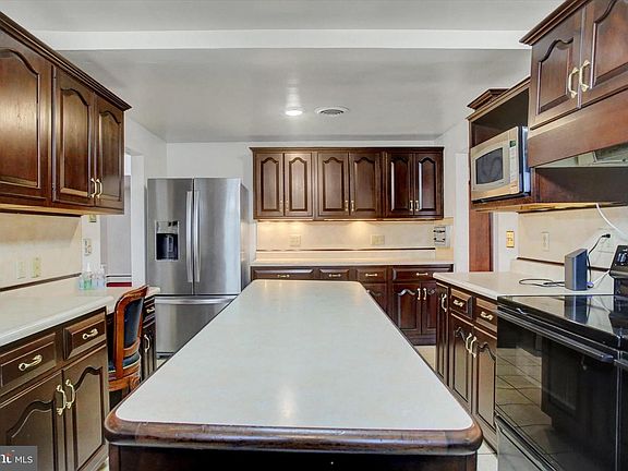5th image of 158 Colonial Dr