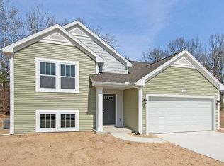 1000 Pinewood Dr, Greenville, MI 48838