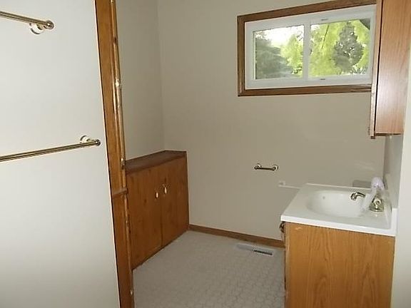 5th image of W162N9779 Mayflower Dr