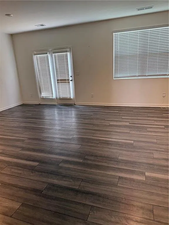 3 bed, 2.5 bath, 1420 sqft, $1,650 — Photo 2
