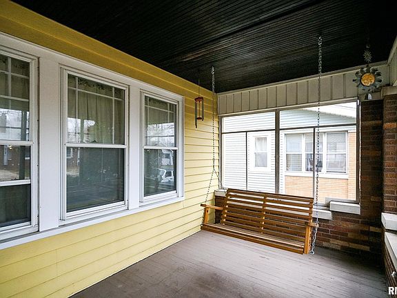 3rd image of 706 W Eleanor Pl