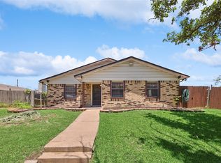 802 Pinehill Ln, Grand Prairie, TX 75052