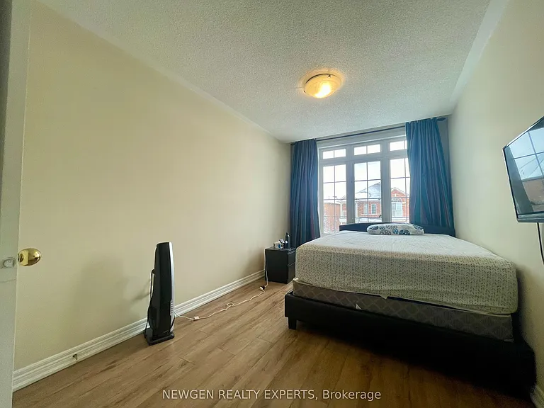42 Crystalview Cres #UPPER — Photo 17