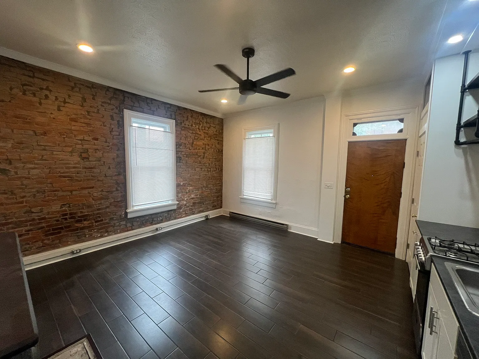 Studio, 300 sqft, $995 — Photo 3
