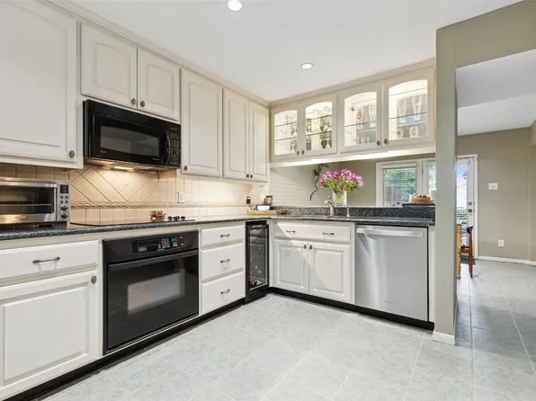 1802 Lakecrest Ct, Carrollton, TX 75006