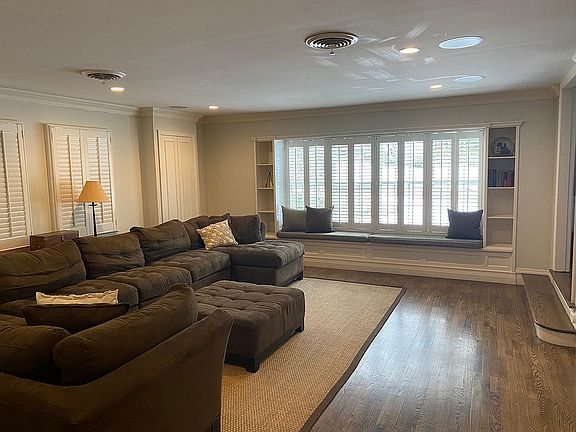 Huge family room w/built-ins