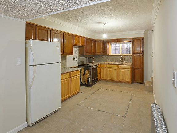 2nd image of 929 Putnam Ave #02