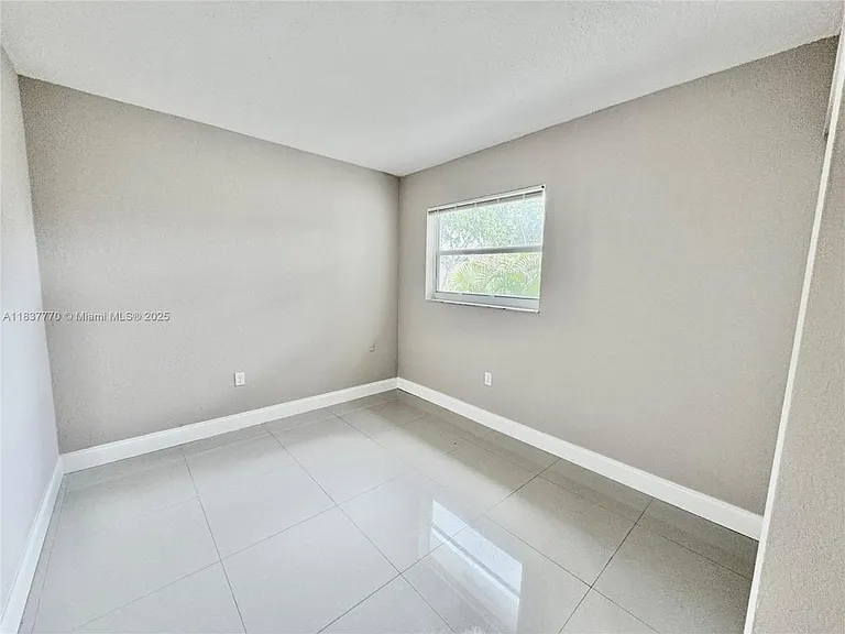 3840 SW 52nd Ave — Photo 7