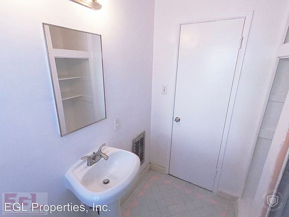 4th image of 1204 N Van Ness Ave APT B