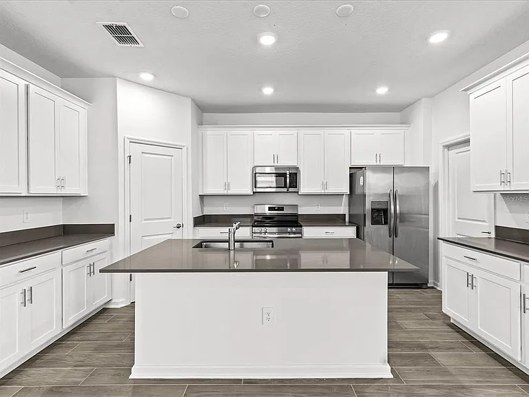 2952 Armstrong Ave — Photo 2