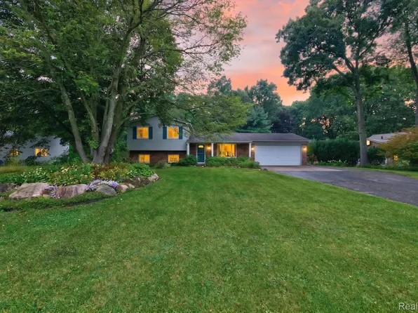 8965 Tartan Dr, Clarkston, MI 48348