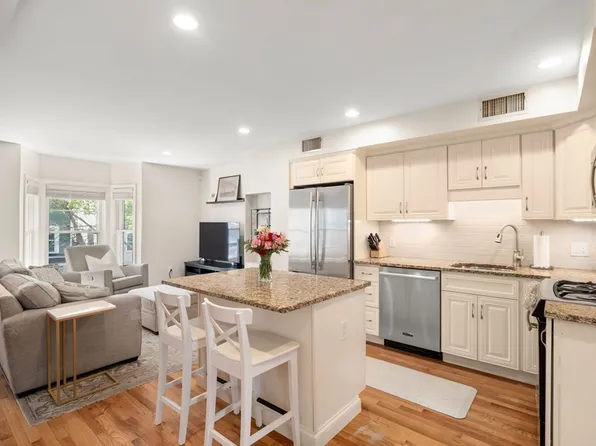 314 W 4th St #3, South Boston, MA 02127