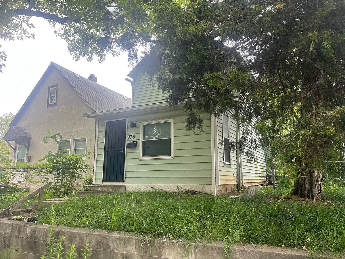 976 Thomas Ave photo 1