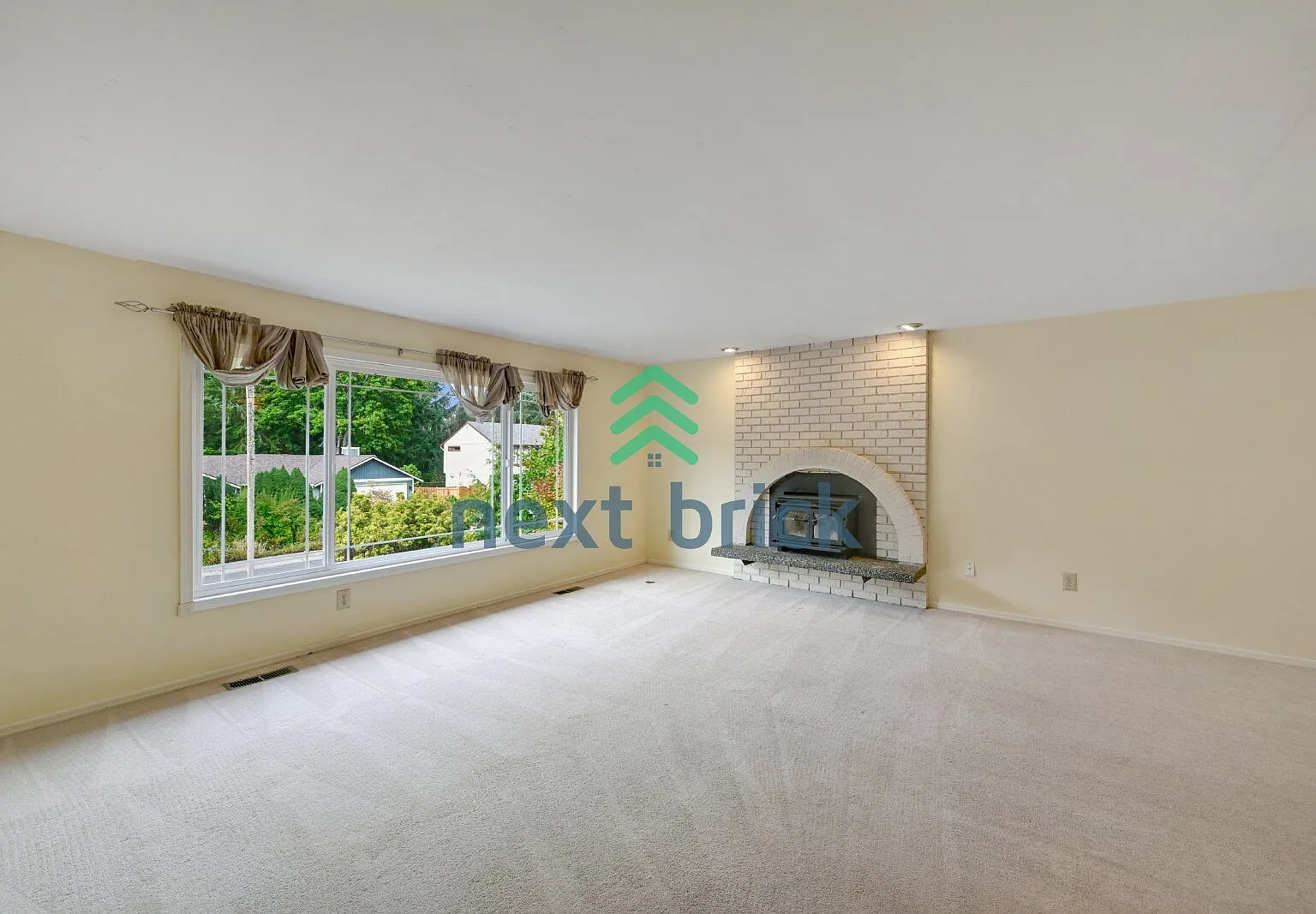 Spacious 4-Bedroom Retreat with 3 Full Baths in the Heart of Redmond 2,490 Sq Ft of Comfort! — Photo 3