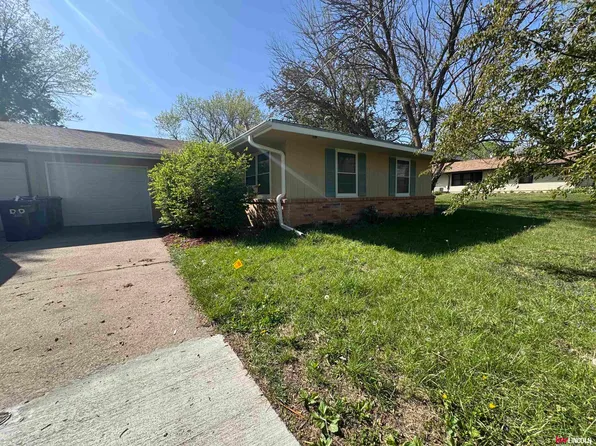 3301 Gott Cir, Lincoln, NE 68524