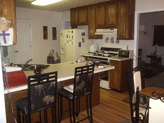 Lots of counter and cabinet space in kitchen 